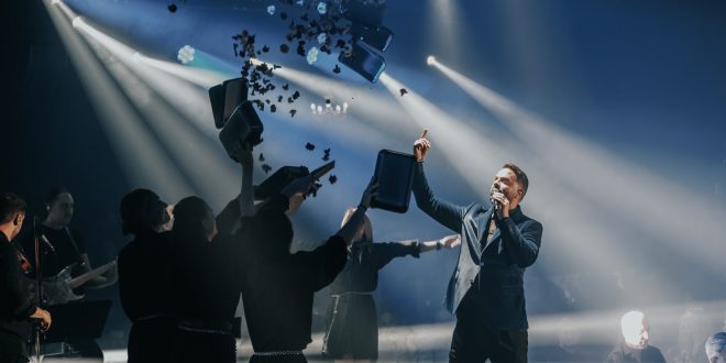 מאחורי הקלעים של הלילה האתונאי: בעלי הבוזוקיות בוחנים בלימת שכר הזמרים