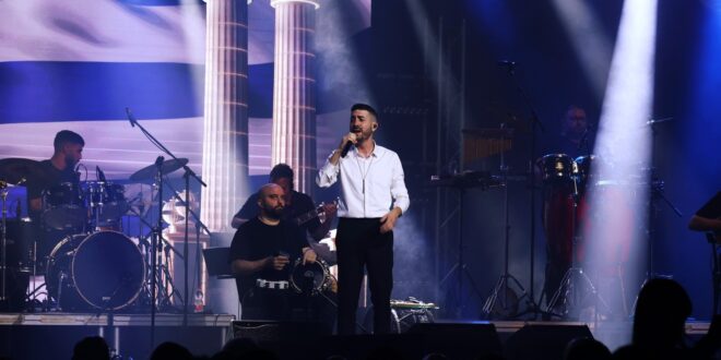 אתונה פוגשת את ירושלים: עידן סלע במופע “אתינה מו” בזאפה